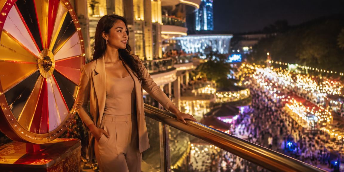 Meja roulette berputar di tengah keramaian pasar malam Vietnam yang berwarna-warni